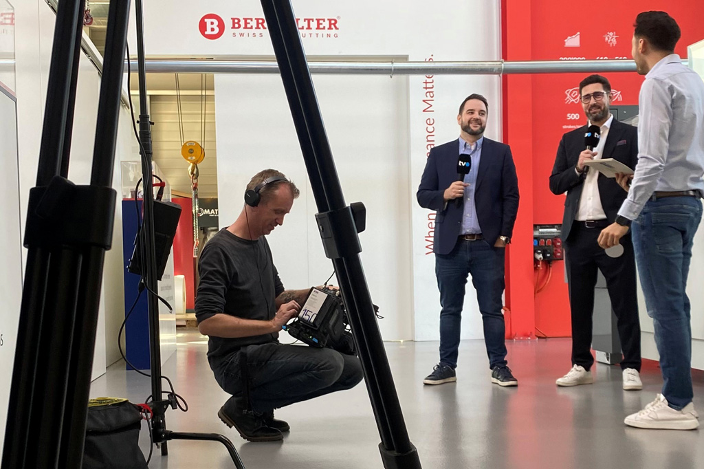 Kamerateam von TVO filmt Interview in der Produktion bei BERHALTER AG in Widnau mit Mitarbeitenden und Moderatoren vor einer Maschine